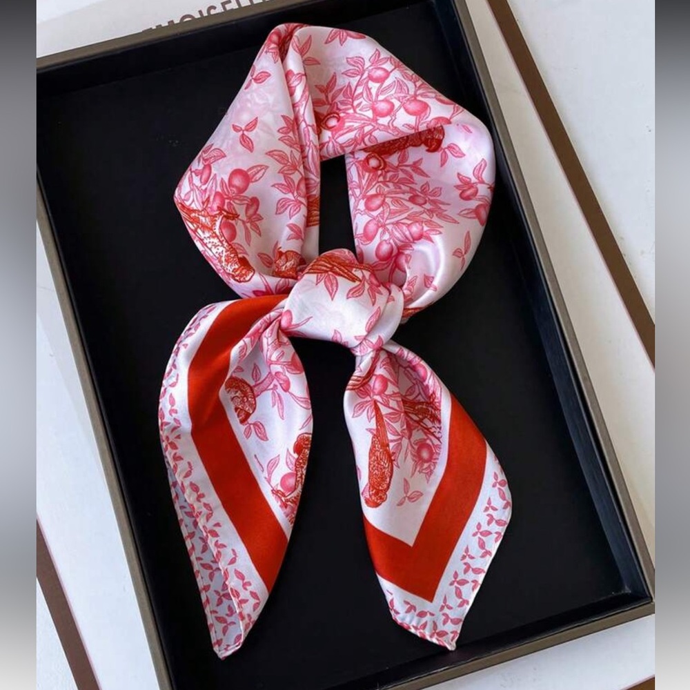 Elegant Red and White Scarf S37 - Picture 3 of 4